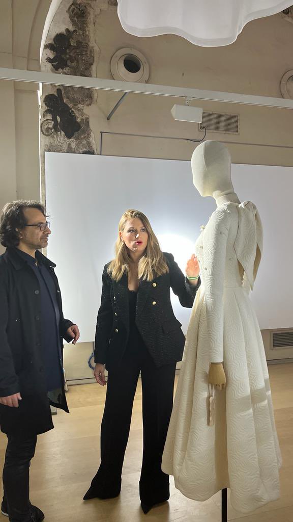 minervasalaslop's tweet photo. Delicadeza, sencillez, artesanía y una costura exquisita es lo que esconde “Silencio Blanco” de #leandrocano una obra de arte en cada pieza. Gracias por elegir #Sevilla para presentar tu primera colección nupcial #talemtoandaluz 💚🤍💚 https://t.co/AiZ0jic1Lt