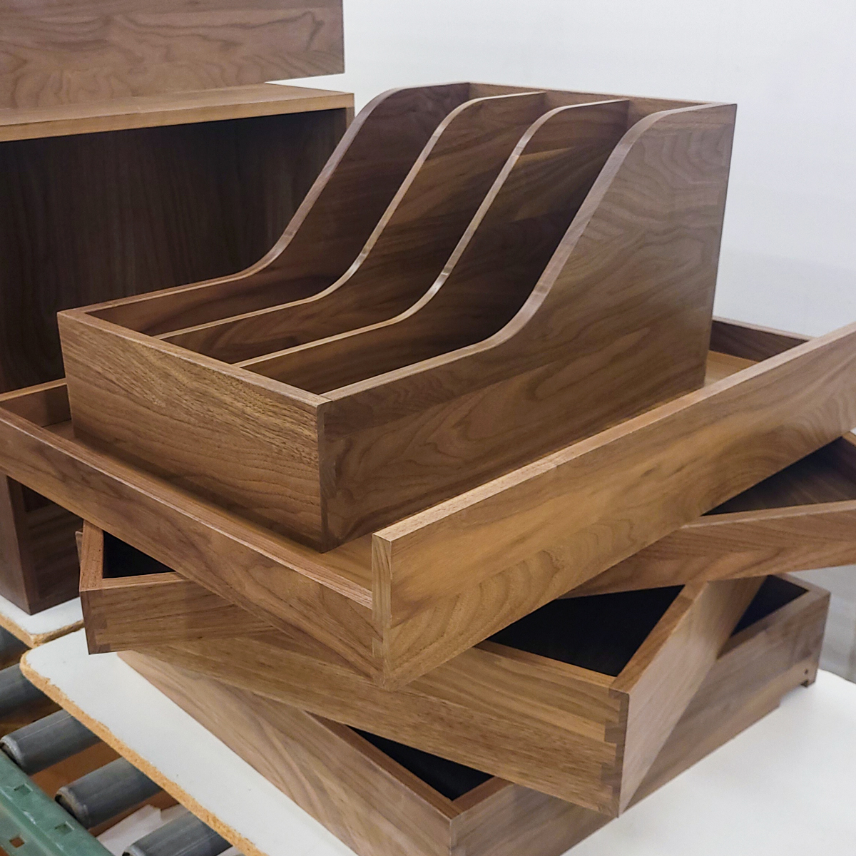 WalzCraft's tweet image. Custom Pull-Out Drawer with shaped sides and dividers in Walnut. You won't find this design in our catalog, but if you can draw it ✍️, we will do our best to match it. 

#walzcraft #manufacturing #drawerboxes