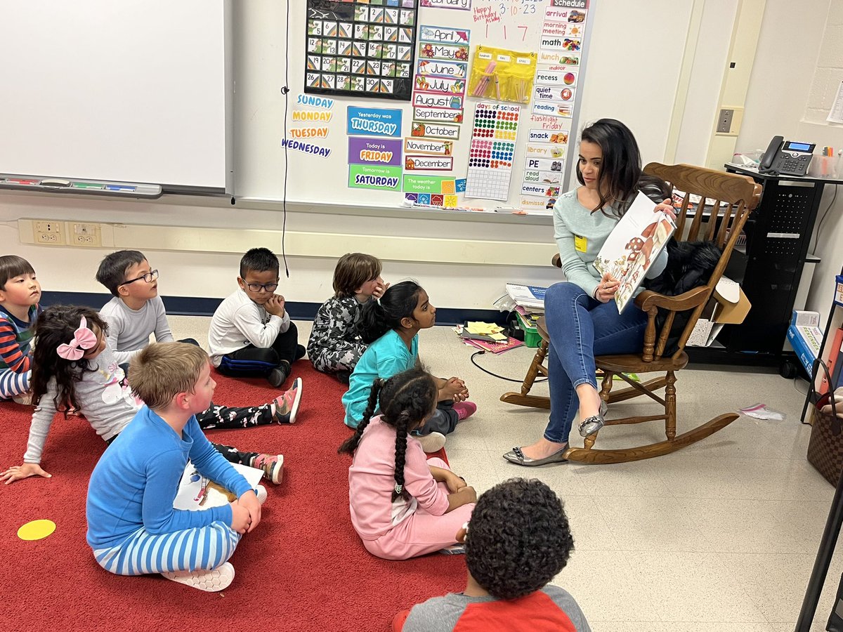 MrsSitlerFHES's tweet photo. We love hearing some of our favorite stories! #FHHighlights https://t.co/yiTmvTKL0l
