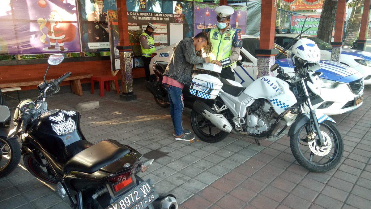 Lantas_Tabanan's tweet photo. Giat personil satlantas polres tabanan dalam menegur dan menghimbau pengendara roda dua yang terpantau tanpa TNKB dan tidak menggunakan helm

Tetap tertib berlalu lintas semeton selalu Utamakan keselamatan di jalan.
.
#stopodol 
#polrespresisi 
#polrestabanan https://t.co/TIqnC3MM0R