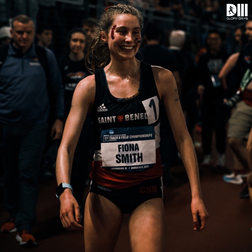 Fiona Smith of <a href="/SAINTBENEDICTXC/">CSB Cross Country</a> puts on a clinic to win her first national championship! She is your Women's 5K champion in 16:33.79! 

🥈: Genna Girard  <a href="/Williams_TFXC/">Williams T&F XC</a> - 16:40.21

🥉: Anna Kenig-Ziesler <a href="/UChicagoTFXC/">UChicagoTFXC</a> - 16:40.89

📸: 
@mralanlam2