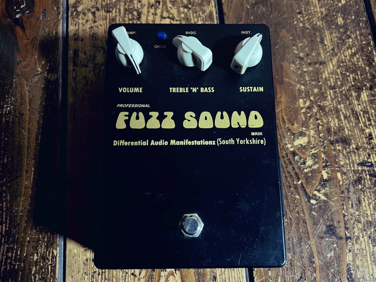 efmaniac's tweet photo. 実は持ってるD.A.Mのペダル
Fuzz Sound MK3
デッカい筐体は良き
#エフェクター
#fuzz
#fuzzsound https://t.co/Ez47C0eJ0J