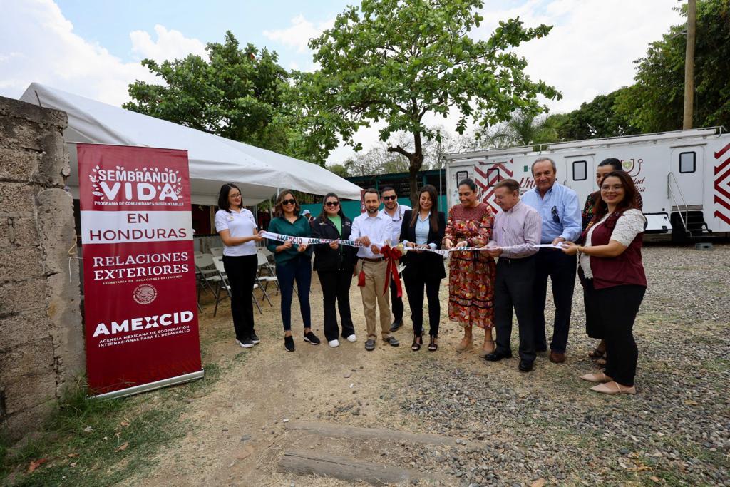 SRE_mx's tweet photo. 📄 @AMEXCID lleva Unidades Médicas Móviles a Honduras.

https://t.co/J7atqRTNmi https://t.co/uSIGPOgqvY