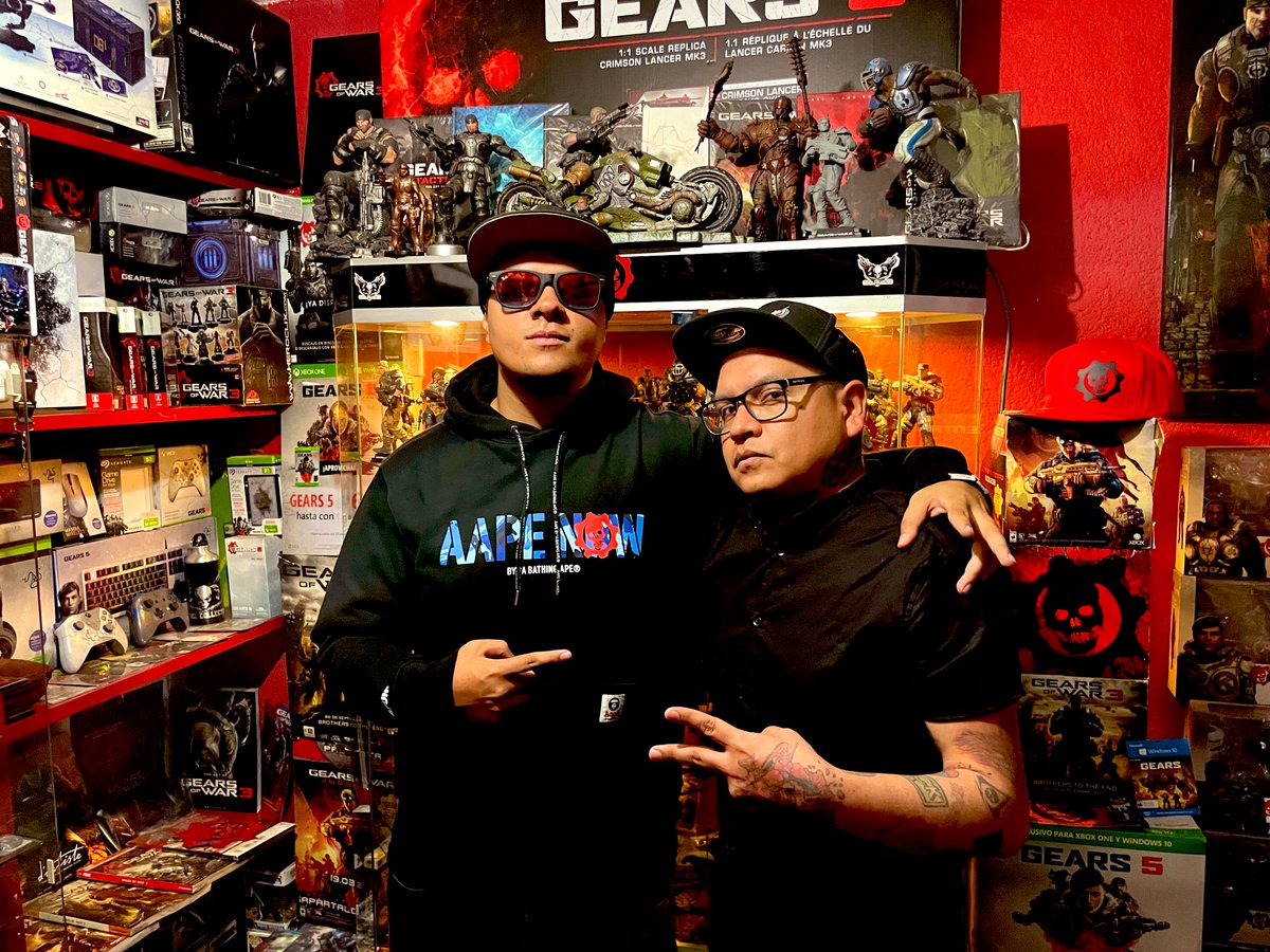 EG_wicho's tweet photo. Le voy a enviar una #Xbox de #Gears5 a alguien que deje su like en este tweet para poder ir sacando cosas de mi armario. Ya se llenó.

Para nada estuve en la casa del coleccionista más grande de Gears para grabarles video. Este es MI CUARTO donde guardo SUS regalos, OBVIO.

Vean: https://t.co/ZzykJRkA3p