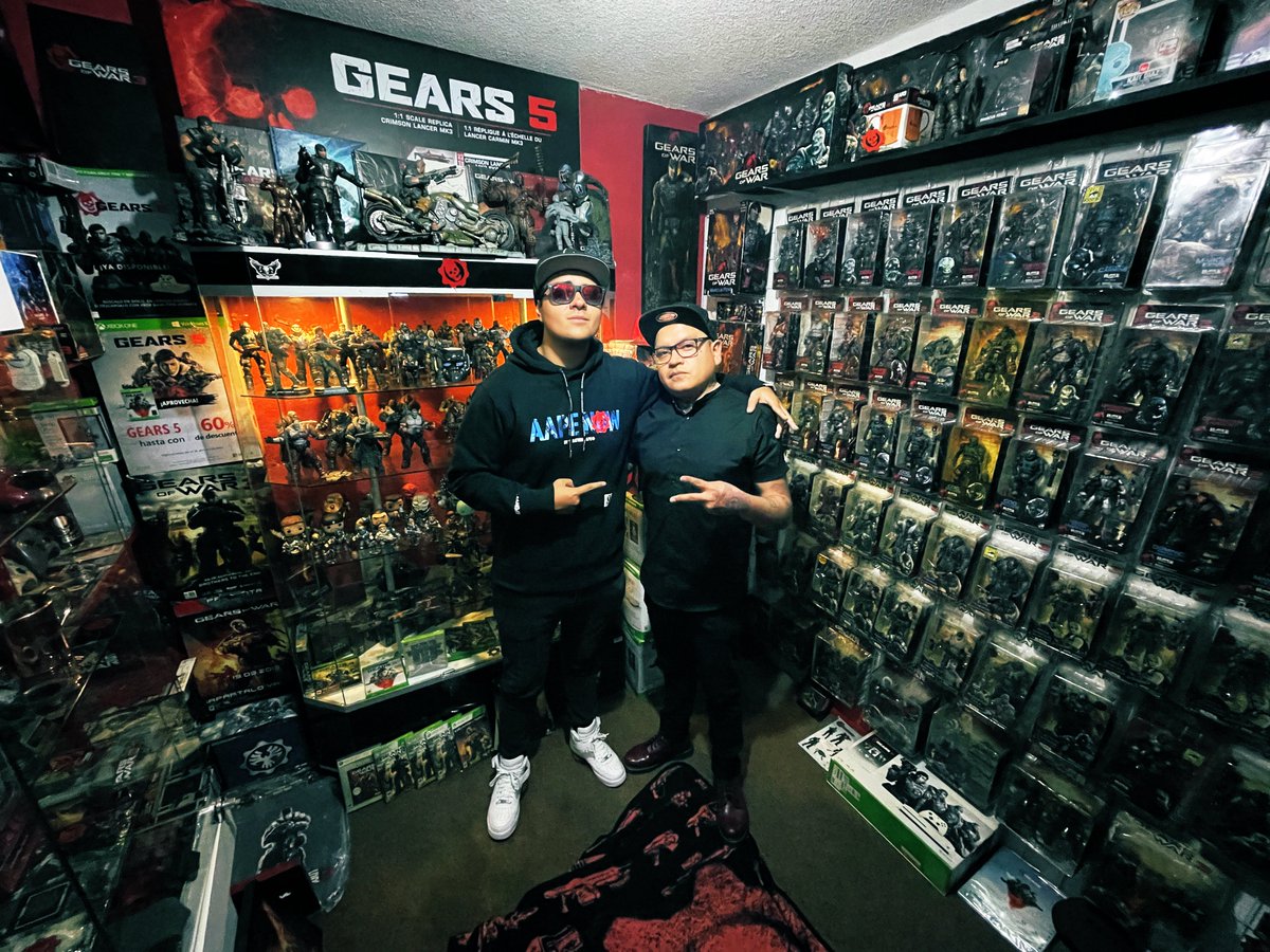 EG_wicho's tweet photo. Le voy a enviar una #Xbox de #Gears5 a alguien que deje su like en este tweet para poder ir sacando cosas de mi armario. Ya se llenó.

Para nada estuve en la casa del coleccionista más grande de Gears para grabarles video. Este es MI CUARTO donde guardo SUS regalos, OBVIO.

Vean: https://t.co/ZzykJRkA3p