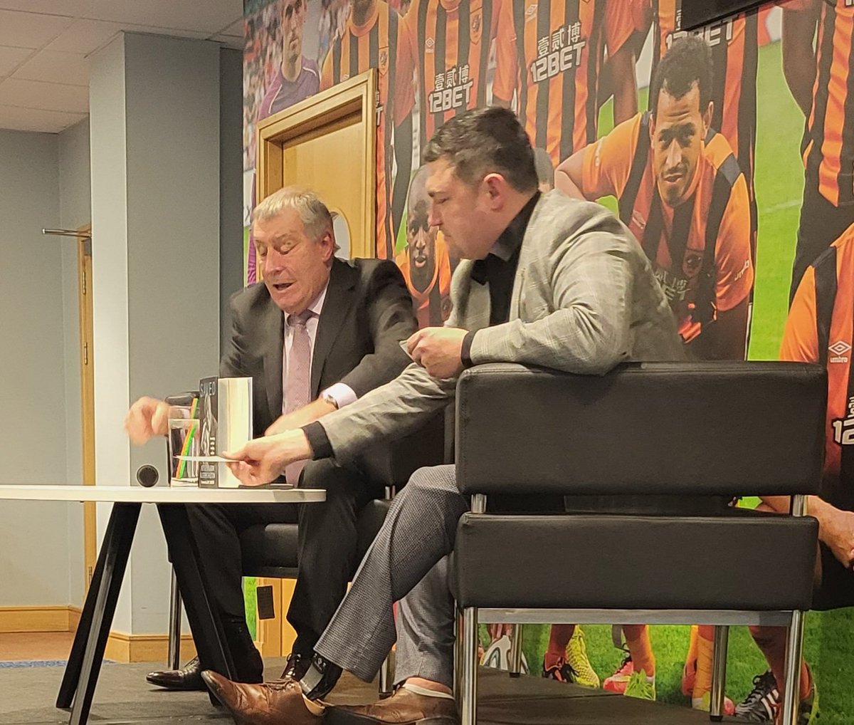 thelittledove26's tweet photo. Had a really great evening  An Evening with @Peter_Shilton run by @pulserateevents. 

I could have listened to Peter all night. Lovely man and very well organised by Pulse Rate Events. https://t.co/KkUmXvELow