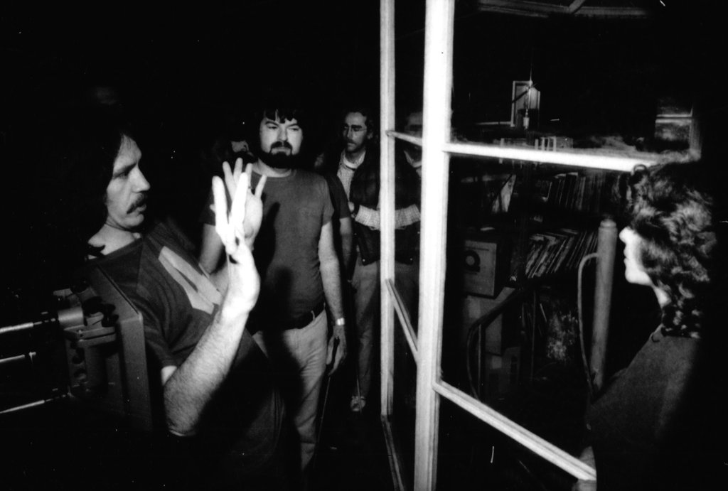 director John Carpenter, cinematographer Dean Cundey and actress Adrienne Barbeau on the set of THE FOG (1980).

#BTS #OnTheSet #Film
#NowWatching