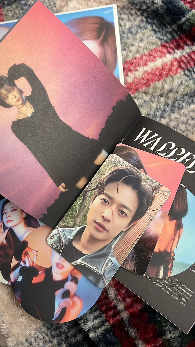 4itzymidzy's tweet photo. y dO i RANDOMLY HAVE A MAN IN MY TWICE DIGIPACK 😭😭😭 https://t.co/bxd9D8WKra