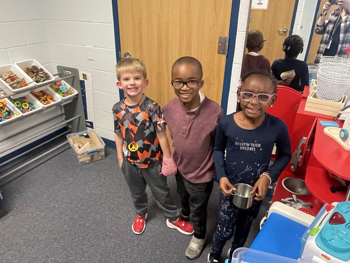 HNESHuskies's tweet image. Rainy day indoor recess is a great opportunity for extra creativity and authentic language learning! #learnthroughplay