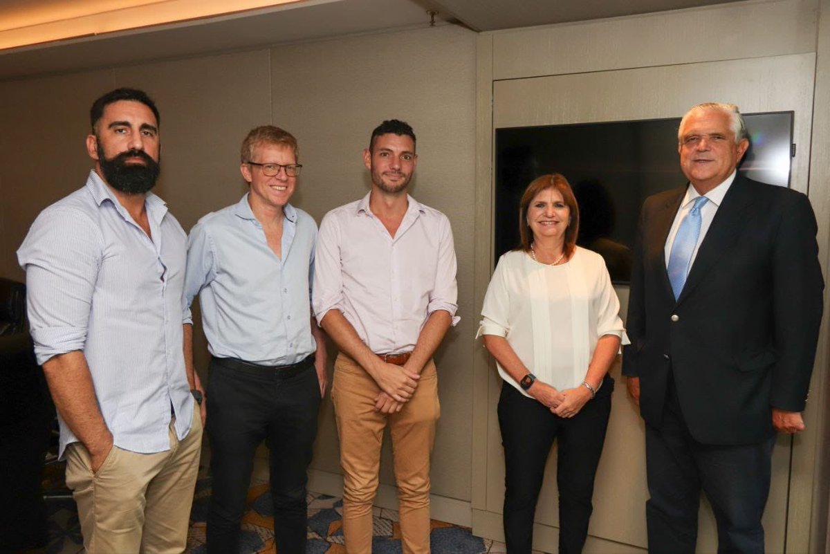 juancurutchet's tweet photo. Con @PatoBullrich y @rlopezmurphy construiremos una Argentina con libertad, progreso, orden y seguridad. Un gran avance, para salir del atraso al que nos condena el kirchnerismo. https://t.co/EoZkRS1XX2