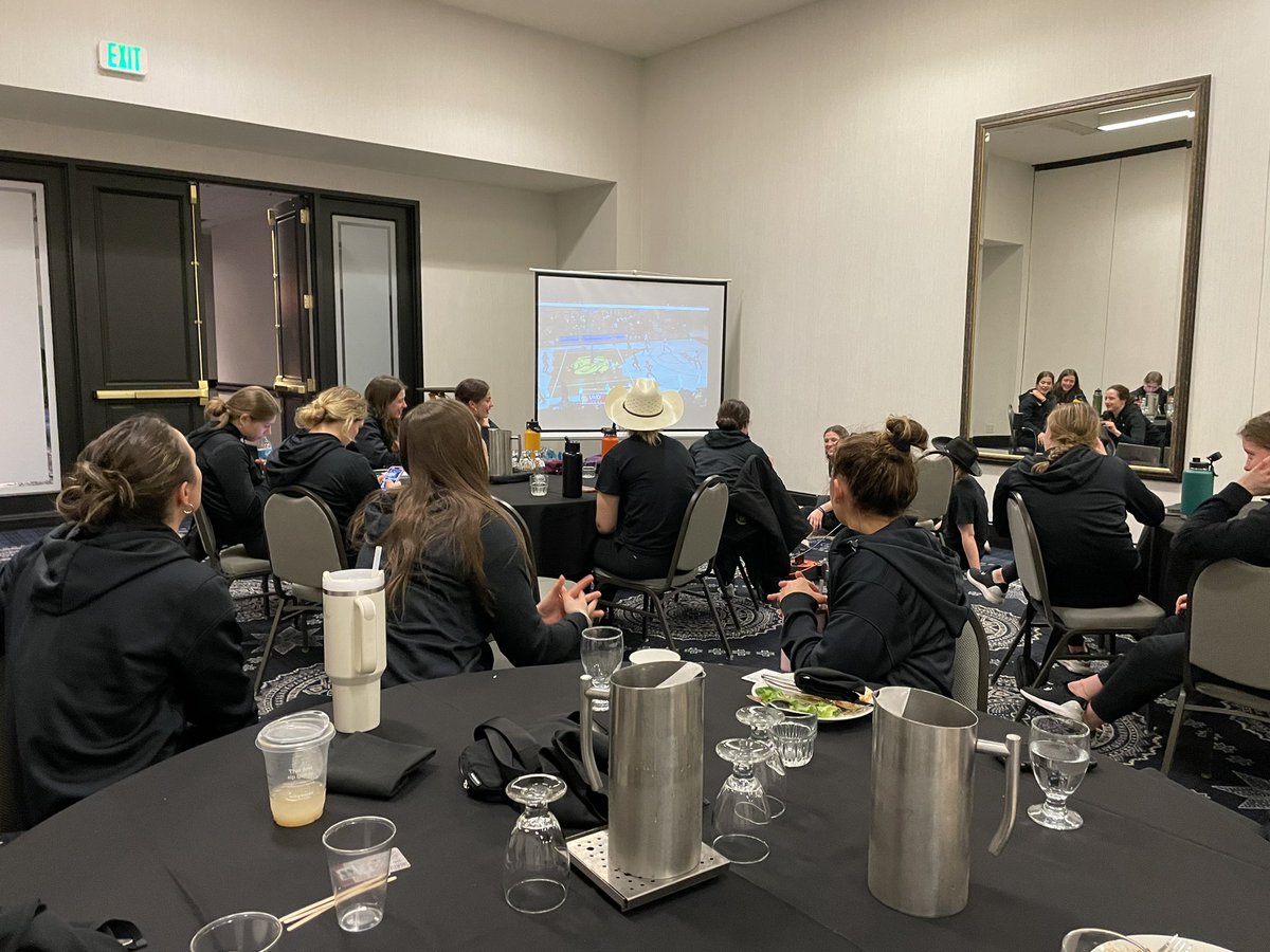 How awesome is this? <a href="/UMDWHockey/">UMD Women's Hockey</a> cheering on their Bulldogs from <a href="/UMDWomensBBall/">UMD Women's Bball</a>! So awesome to see❤️