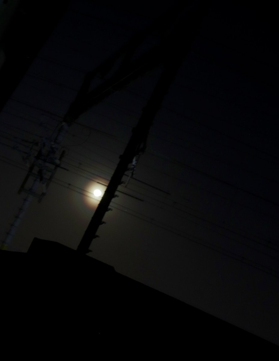 Rinkuro1579's tweet photo. 家からじゃ上手く撮れなかったけど、月の光が雲に反射して虹になってるのきれいだった https://t.co/JqeGz1h6ey