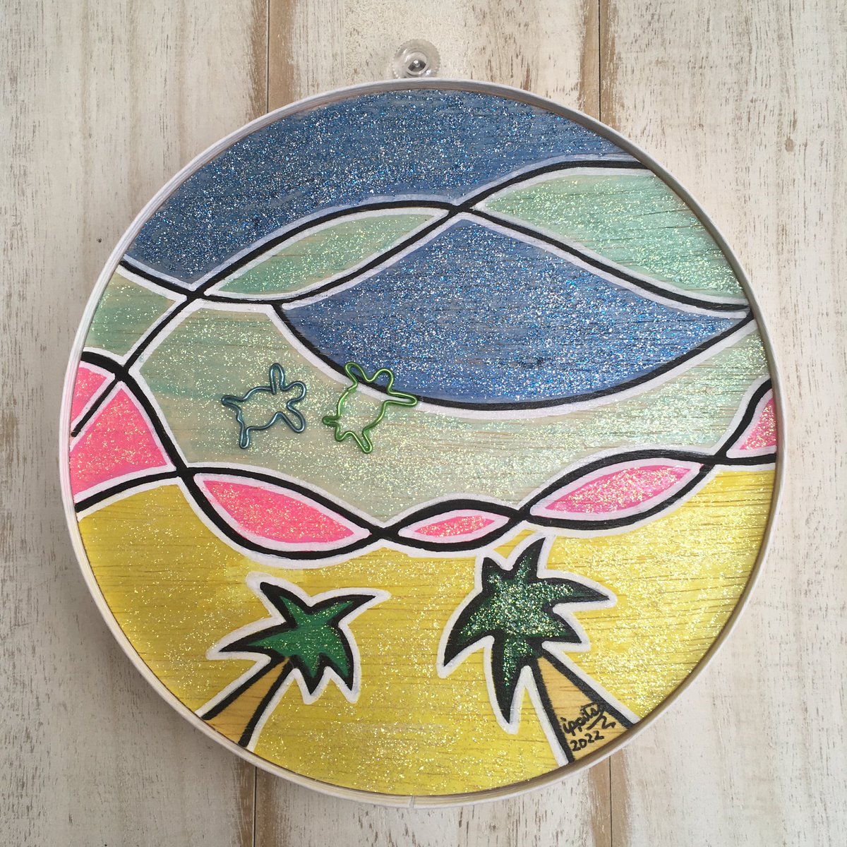 pclipy88's tweet photo. "Honu &amp;Sea"
ホヌをペーパークリップで作ってみた。
なかなかの力作になったと自画自賛
#ホヌ #honu #mixedmedia #collage
#popart #wireart #今日の作品 https://t.co/kTa1Qa3S2V