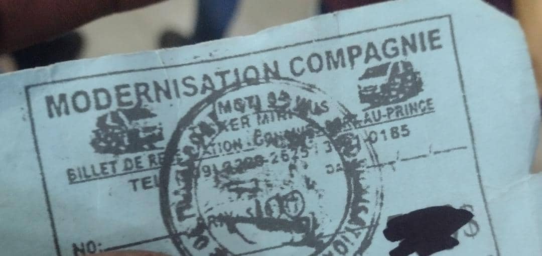 wilton_severe's tweet photo. Chef rebelle de Decahos Polda et ses consorts ont contrôlé le bureau de l'immigration des Gves aux yeux de la police et le CG. Quelle honte
$2000ht pou w achte yon kat nan men nèg Polda yo pou w jwenn aksè fè foto anndan biwo a.
Nap tann chak bandi ta pran kontwòl yon biwo leta? https://t.co/iTin0ZgFaC