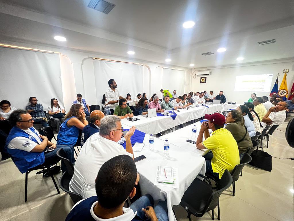 alfonsoprada's tweet photo. Muchas horas con @susanamuhamad e @Ivan_Velasquez_ en diálogo con Pre @petrogustavo, @anibalgaviria, los Generales, líderes sociales, alcaldes, iglesia, @MisionONUCol , @MAPPOEA y @DefensoriaCol. Al final decisiones, desbloqueo, atención humanitaria. La semana entrante hablamos. https://t.co/y9rSh28O21