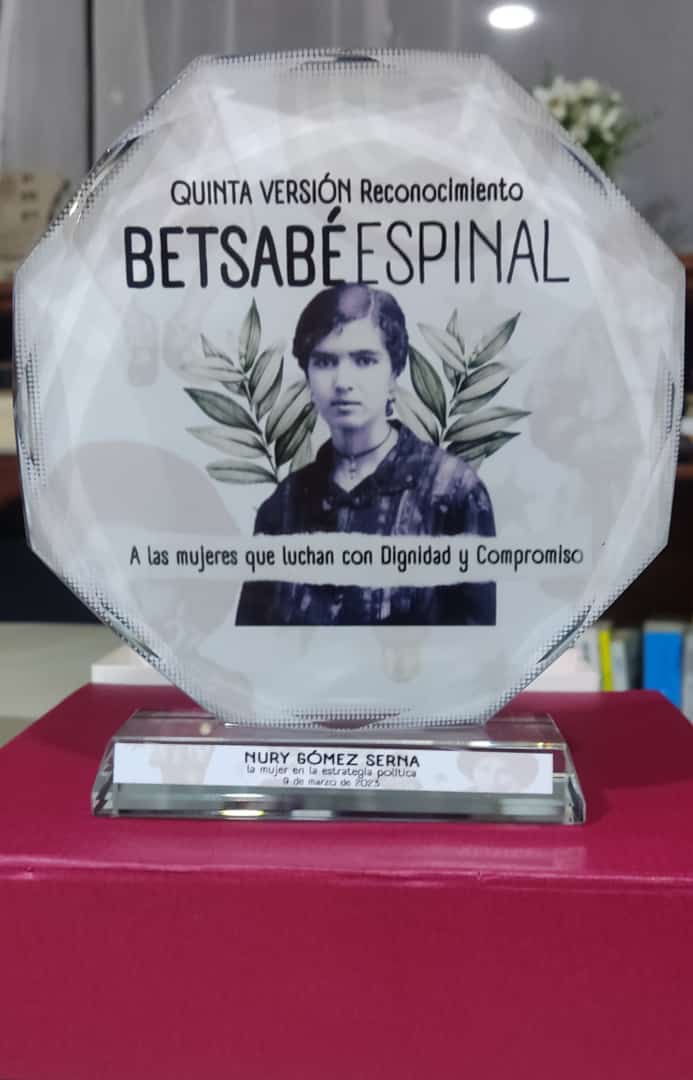 Ayer fui reconocida como mujer estratega en la política por @dignidad_col Es un paso de visibilidad para mis colegas! 
<a href="/MaximoImpacto/">Con Máximo Impacto</a> <a href="/GuerraSandra_/">Sandra Guerra</a> <a href="/Ivanna_Torrico/">Ivanna Torrico 👩🏾‍💻🏃🏾‍♀️🧘🏾‍♀️</a> <a href="/Yuryramidiaz/">YURY RAMIREZ DIAZ</a> <a href="/olucri/">Olga Lucía Criollo</a> <a href="/bellido_zuniga/">Milagros Bellido Zuñiga</a>