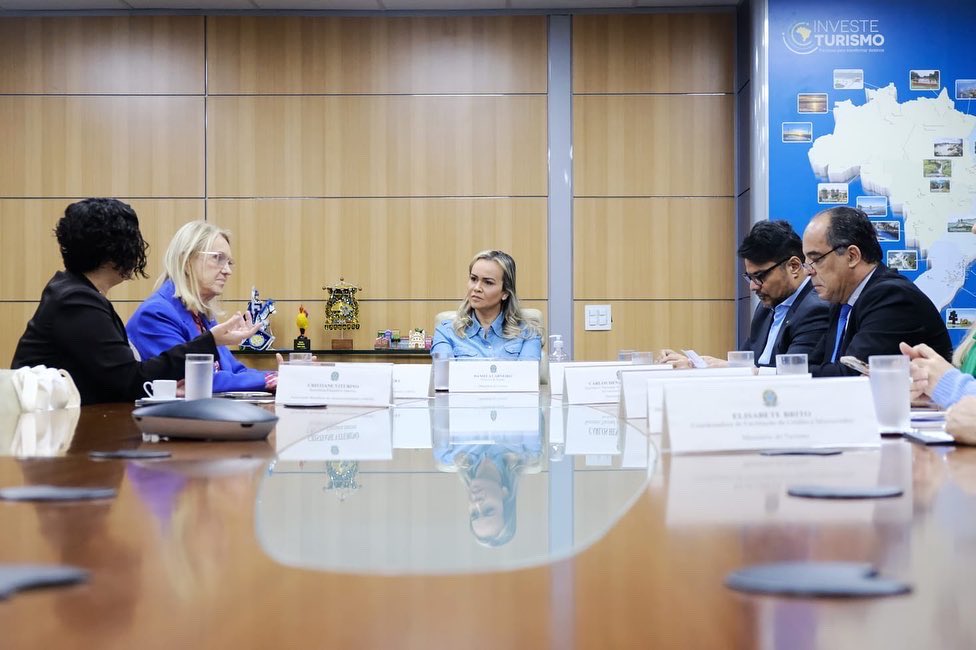 DanielaCarneiro's tweet photo. Hoje me reuni com a presidente da Associação Brasileira de Desenvolvimento (ABDE), Jeanette Lontra e a Secretária Executiva, Cristiane Viturino. Falamos sobre o Sistema Nacional de Fomento e assuntos relacionados ao #Fungetur, que é o Fundo Geral do Turismo. @MTurismo https://t.co/eZDMFeQZsS