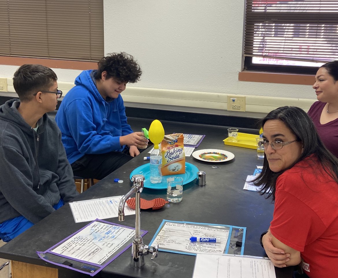 SSMS_AlvarezE's tweet photo. Friyay of Intersession!!! Science demonstrations of evidence of chemical reactions. https://t.co/CV9PZqhcYk