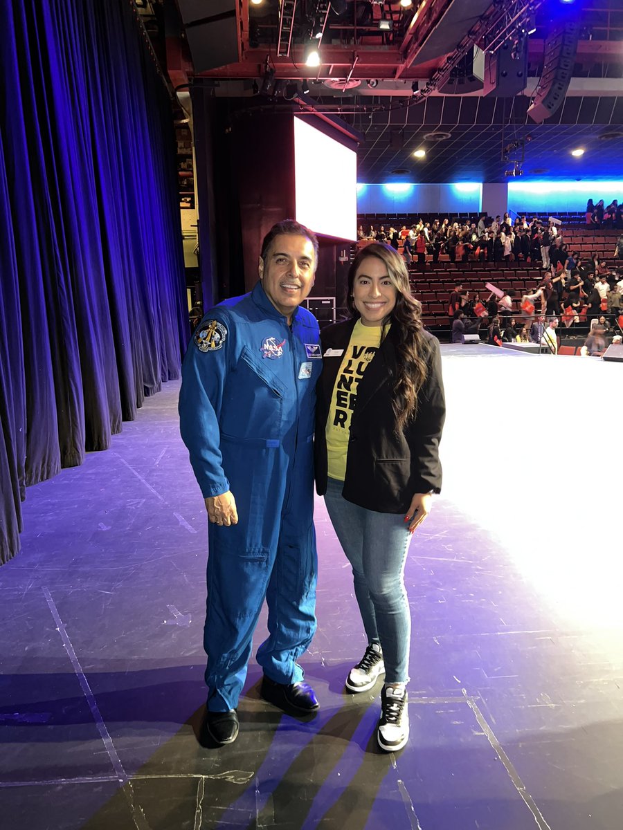 ASM_Carmen's tweet photo. Today I had the opportunity to represent #TeamPowerHouse⚡️at the @latinosinacti0n youth leadership conference. LIA offers an asset-based approach to bridging the graduation & opportunity gap for Latino students. At the conference 2,500 students met @Astro_Jose who went from farm worker to astronaut bc of his perseverance👨🏻🌾➡️👨🏻🚀 the day was filled with inspirational success stories including those from my #TeamFuego friends🔥🥹 #YouCantSpellFamiliaWithoutLIA #LifeAtATT