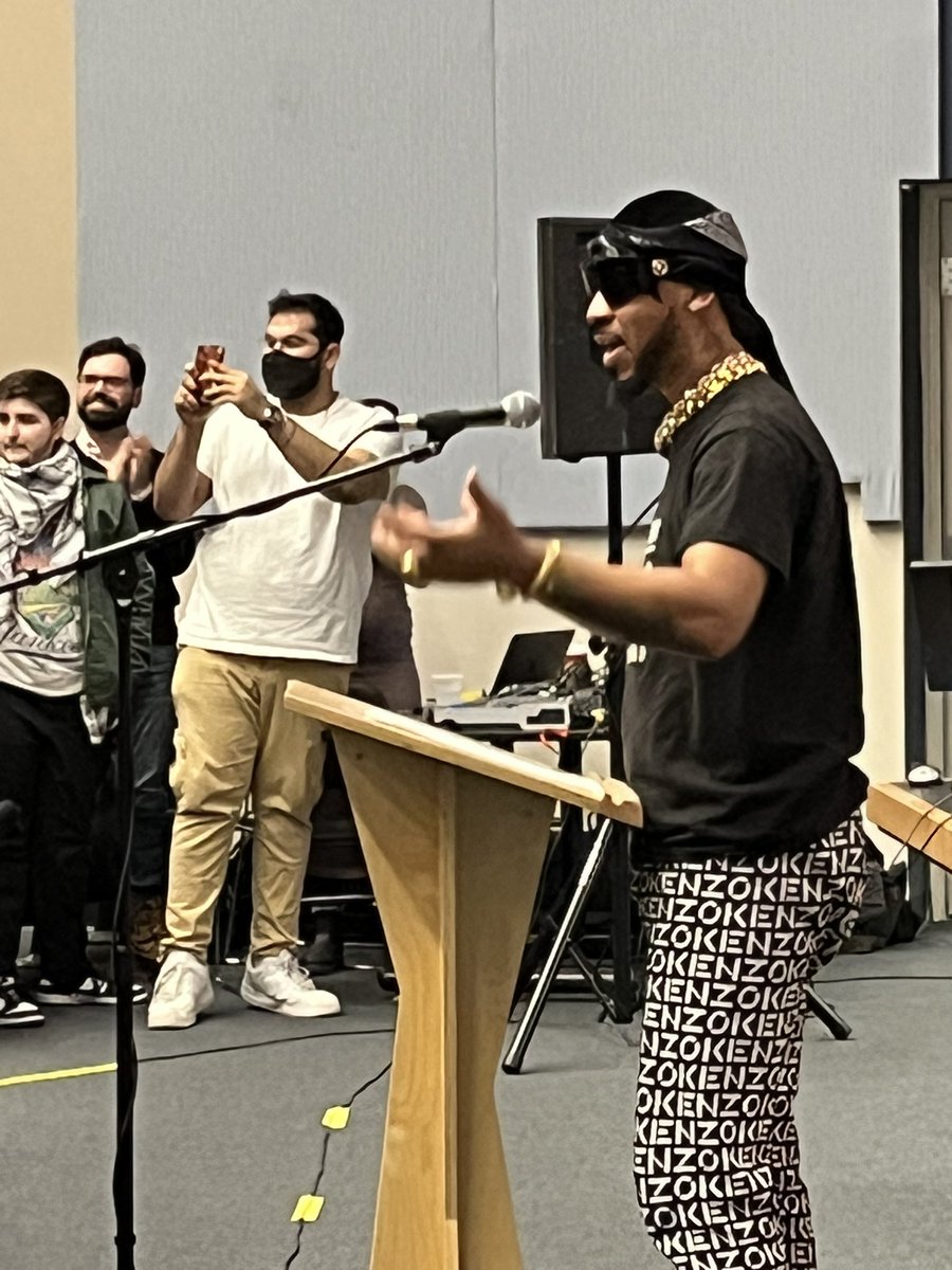 Now: #EnoughisEnoughON campaign launch with Chris Smalls - founder and President of the Amazon Labor Union - sharing organizing tips and inspiring all those in attendance to get loud and union proud!

Join the fight : WeSayEnough.ca 

#OnLab #OnPoli <a href="/OFLabour/">OFL</a>