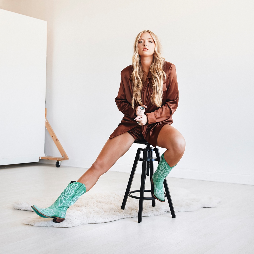 LaneBoots's tweet photo. Put a little 𝓈𝓅𝓇𝒾𝓃𝑔 into your step with the Saratoga boot 💐✨⁠
⁠
#lovemylanes #laneofficial #bluebottoms #laneboots #womenswesternboots #womensboots #cowgirlboots #saratoga #westernbooties #pinkbooties #turquoisebooties 

https://t.co/kiZZjV9HWE https://t.co/RioQy2o4ZP