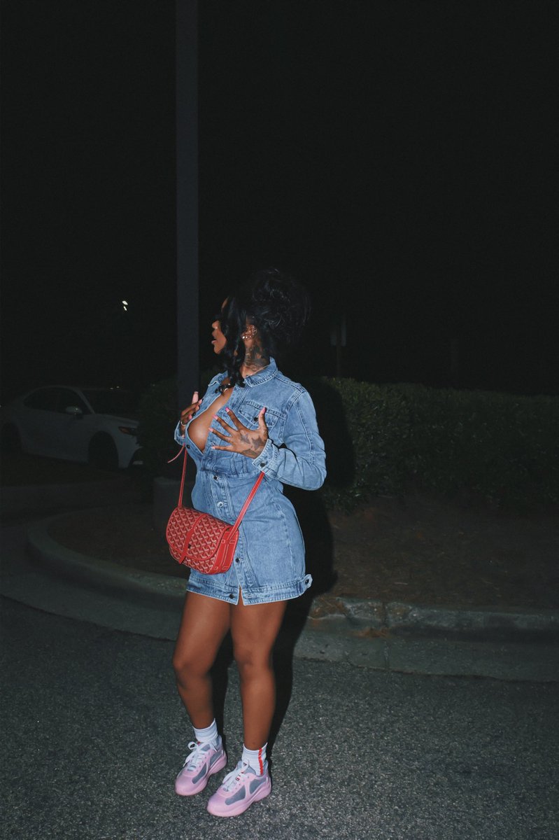 arealbrbiewrldd's tweet photo. i go prada socks tooo btwww🤭 https://t.co/1jS0bORnOU