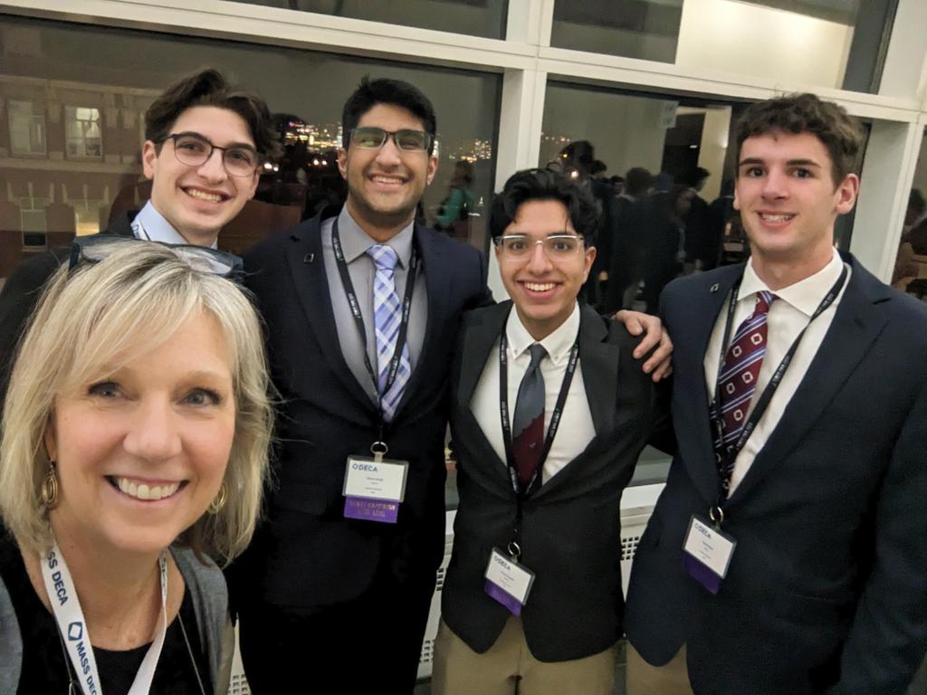 Recreating a happy memory with these "DECA Diamond" superstars! #freshmentoseniors <a href="/hopedalejshs/">Hopedale Jr-Sr HS</a> <a href="/hopedale_deca/">HDALE DECA</a> <a href="/mass_DECA/">Massachusetts DECA</a>