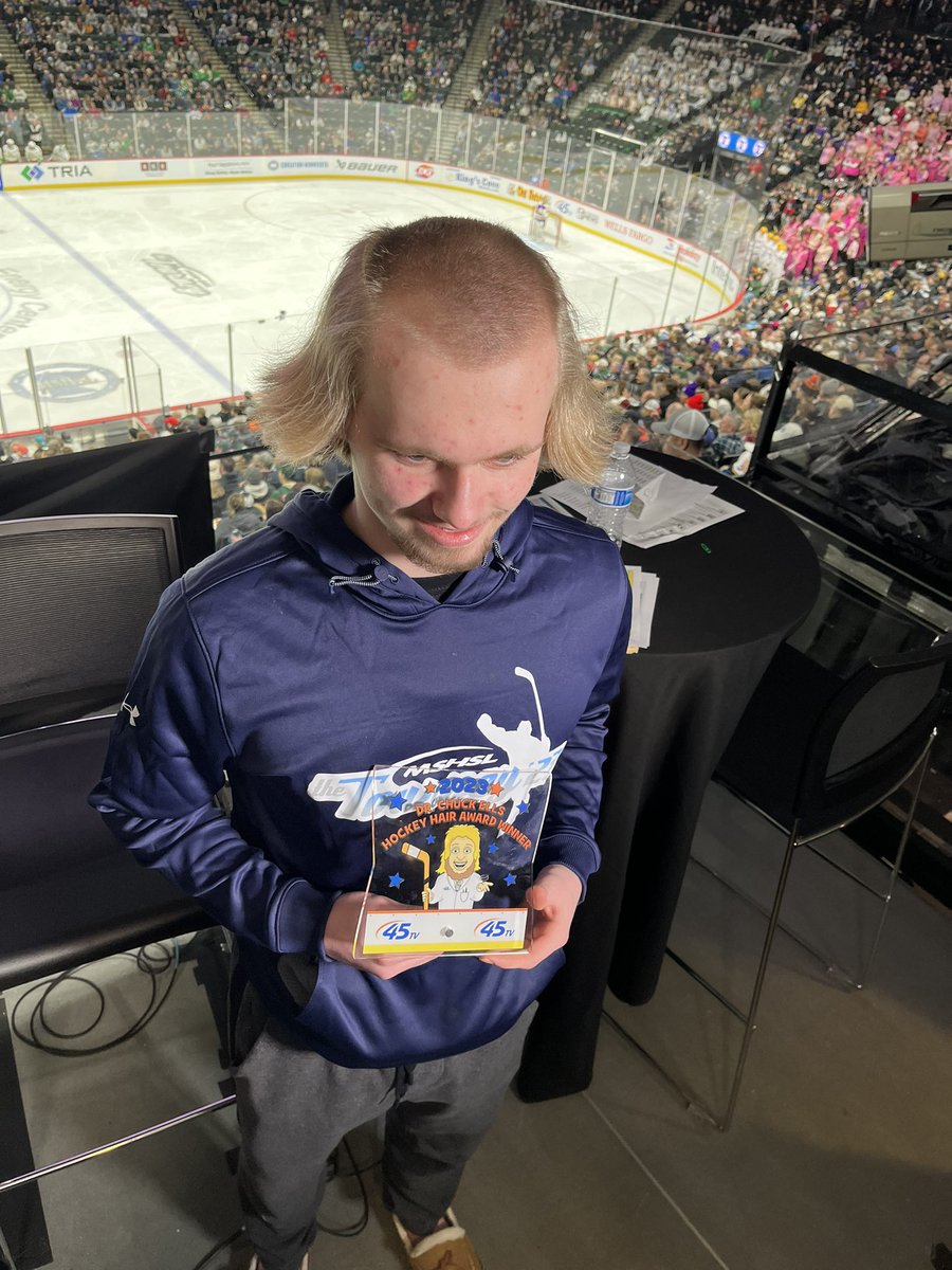 DrChuckElls's tweet image. Official presentation to @Caleblind16 of the 2023 Dr. Chuck Ells Hockey Hair Award. Even more #epic in person.

I present to you:
“Male Pattern Baldness With Flow” 
#45tvhockeyhaircontest #45tvhockeyhairaward #tourneyson45tv #Tourney23 #hockeyhair @kstc45 @alexboyshockey