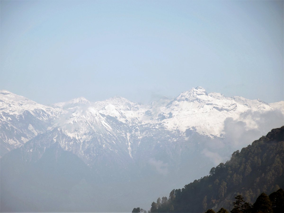 おはようございます☀️
「あの山はヒマラヤですか？」
と地元の人に尋ねたら「ブラックマウンテンという夏になると雪の消える低い山だ」と言われました。
ネットで調べたところ標高4,574 m！
どこが低い？😅
#ブータン #Bhutan #BlackMountain