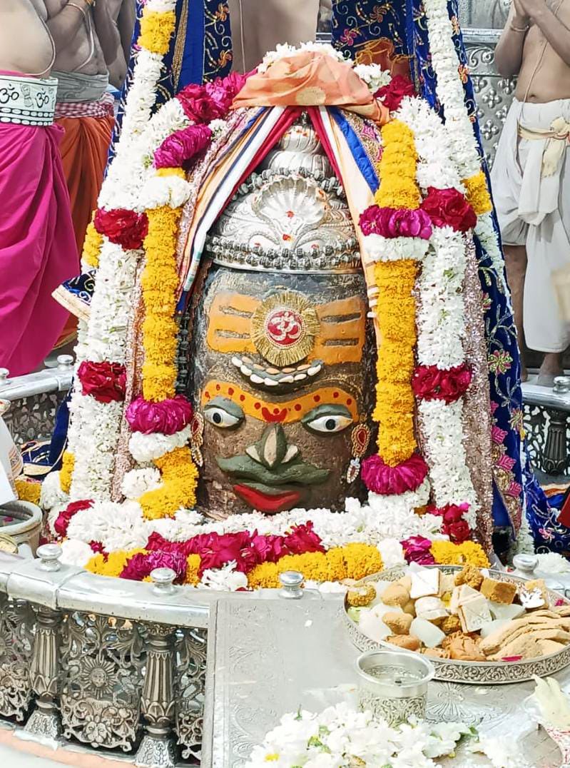12Jyotirling's tweet photo. श्री महाकालेश्वर ज्योतिर्लिंग जी के आज के भस्म आरती श्रृंगार दिव्य दर्शन  11.03.2023 https://t.co/vUzf57APhN