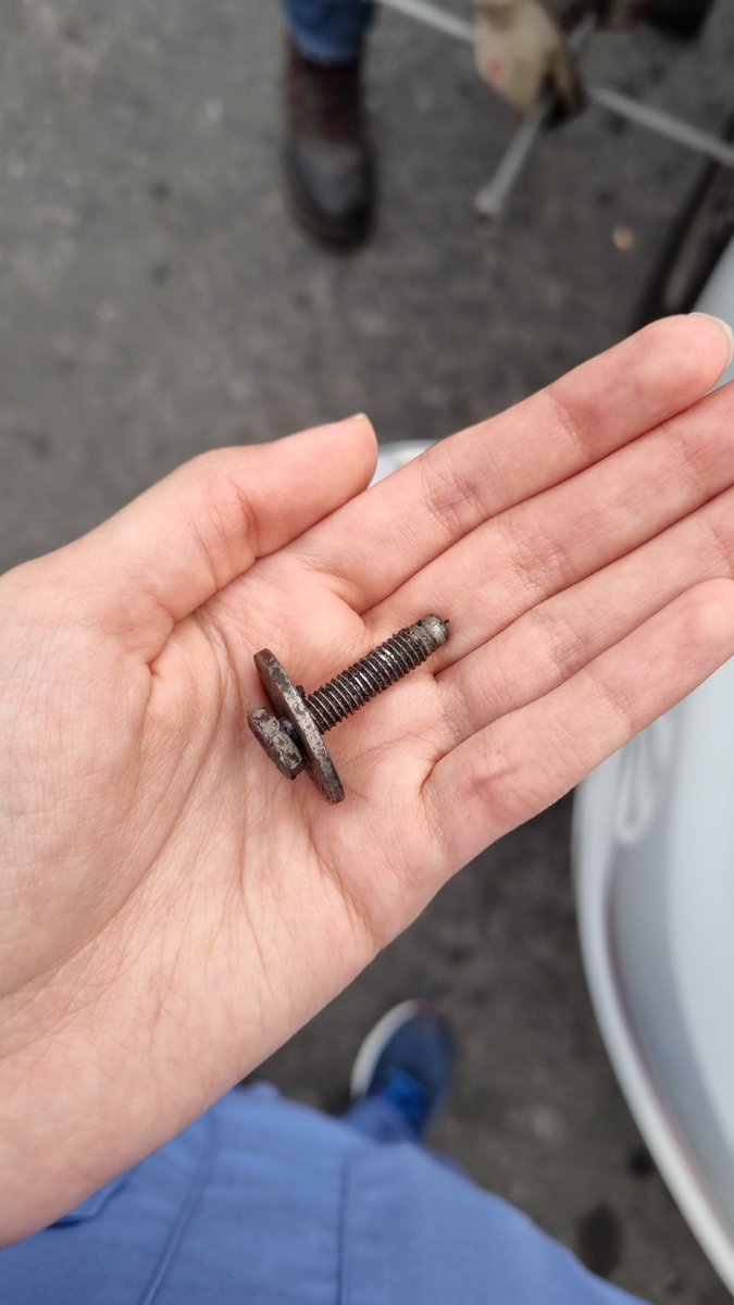 Después de 3 semanas en el taller, hoy por fin me entregan mi carro y ohhhh sopresa... esta madresota fregando mi llanta.
Urge una limpia x2