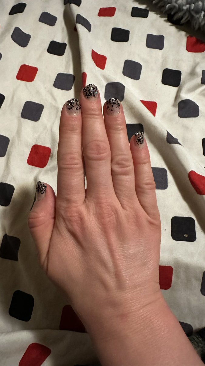 colleendiels's tweet image. This set by color street is called no holding back #becolorful #bebrilliant #becolorstreet #colorstreetnails