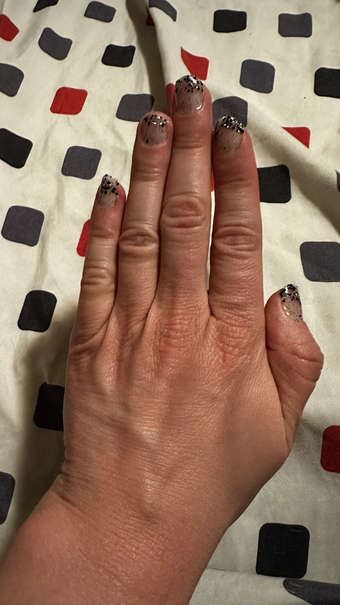 colleendiels's tweet image. This set by color street is called no holding back #becolorful #bebrilliant #becolorstreet #colorstreetnails