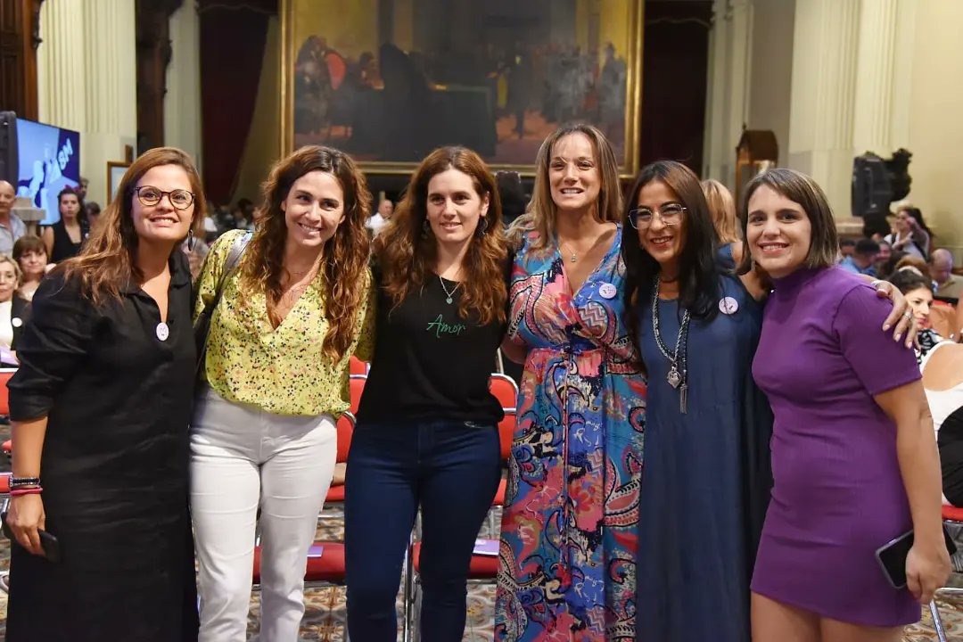 FR_Moron's tweet photo. 💜 En el marco del #DíaDeLaMujerTrabajadora, la directora de Articulación Territorial para la Asistencia y Atención de las Víctimas @SibilaBotti, participó del acto homenaje a mujeres que cumplieron 40 años de trabajo en la Cámara @DiputadosAR. https://t.co/NLH2PYnwrk