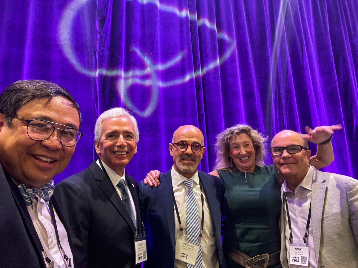 SoCalYuman's tweet image. The annual meeting of @AHPBA brings the best liver and pancreatic surgeons to Miami to discuss the latest discoveries in the field. So fortunate to share the podium with my amazing colleagues and learn from them. #MoreCuresLessInvasive #teamscience
