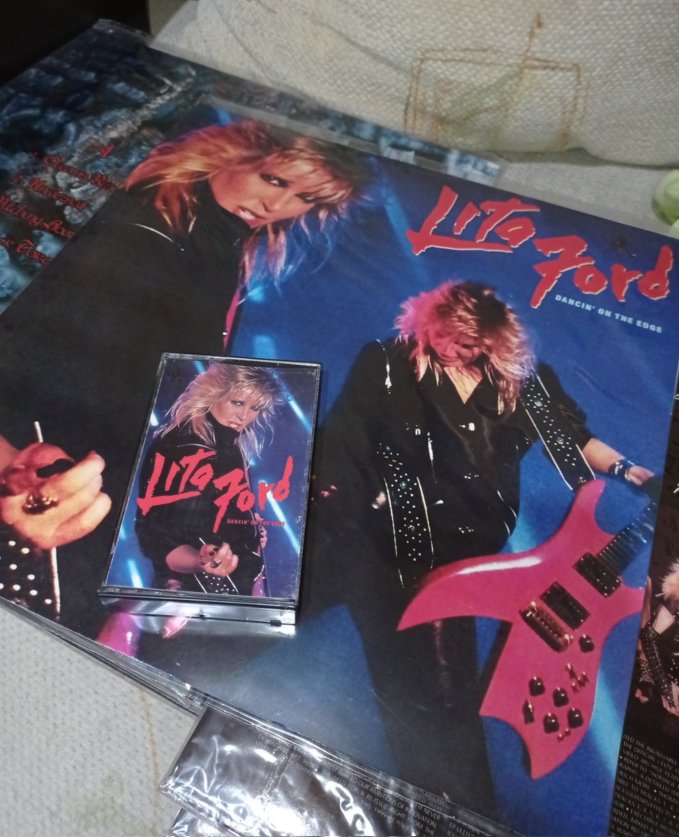 análogos, nada digital, cuál ponemos? 
#vinylrecords RT    #CassetteMania Fav 
@litaford #Dancingontheedge #HardRock 
#FlashbackFriday #vinylcommunity