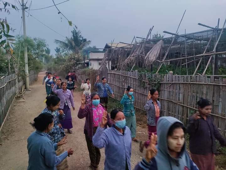 miN13700's tweet photo. Revolutionary residents in the northern part of Yinmarbin township held their daily anti-dictatorship protest on the morning of March 11.

#PTT_MustStopPaymentToJunta
#BoycottPTT
#2023Mar11Coup
#WhatsHappeningInMyanmar https://t.co/9cSsPAoNgx
