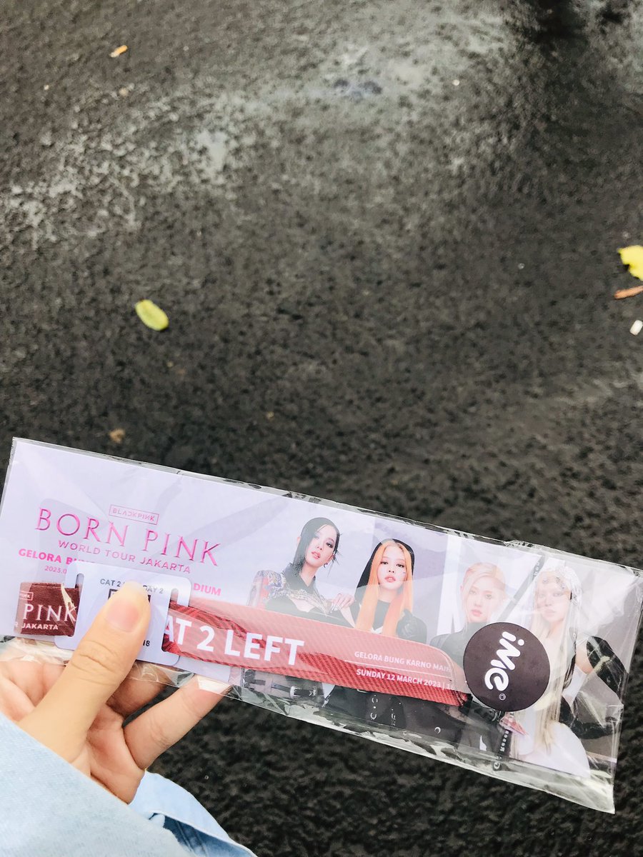sofinurhani8's tweet photo. WTS 1 TIX cat 2 day 2 udh jadi wb punya pribadi.. bisa cod di venue atau sekitaran Tangerang.. dijual 2,3jt aja bisa nego dan bayar cicil pake shoppepaylater  #bornpinkinjakarta #BORNPINKinJAKARTA https://t.co/sIHfIsLr57