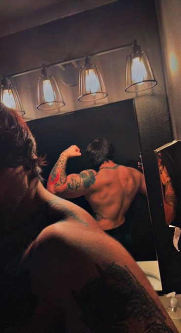 Someone say back? https://t.co/AwTT7zroLj