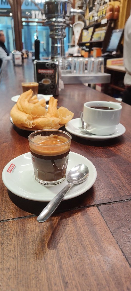 Con la compañera <a href="/camilarff/">camila</a> masacrando churros en un clásico Sevillano.