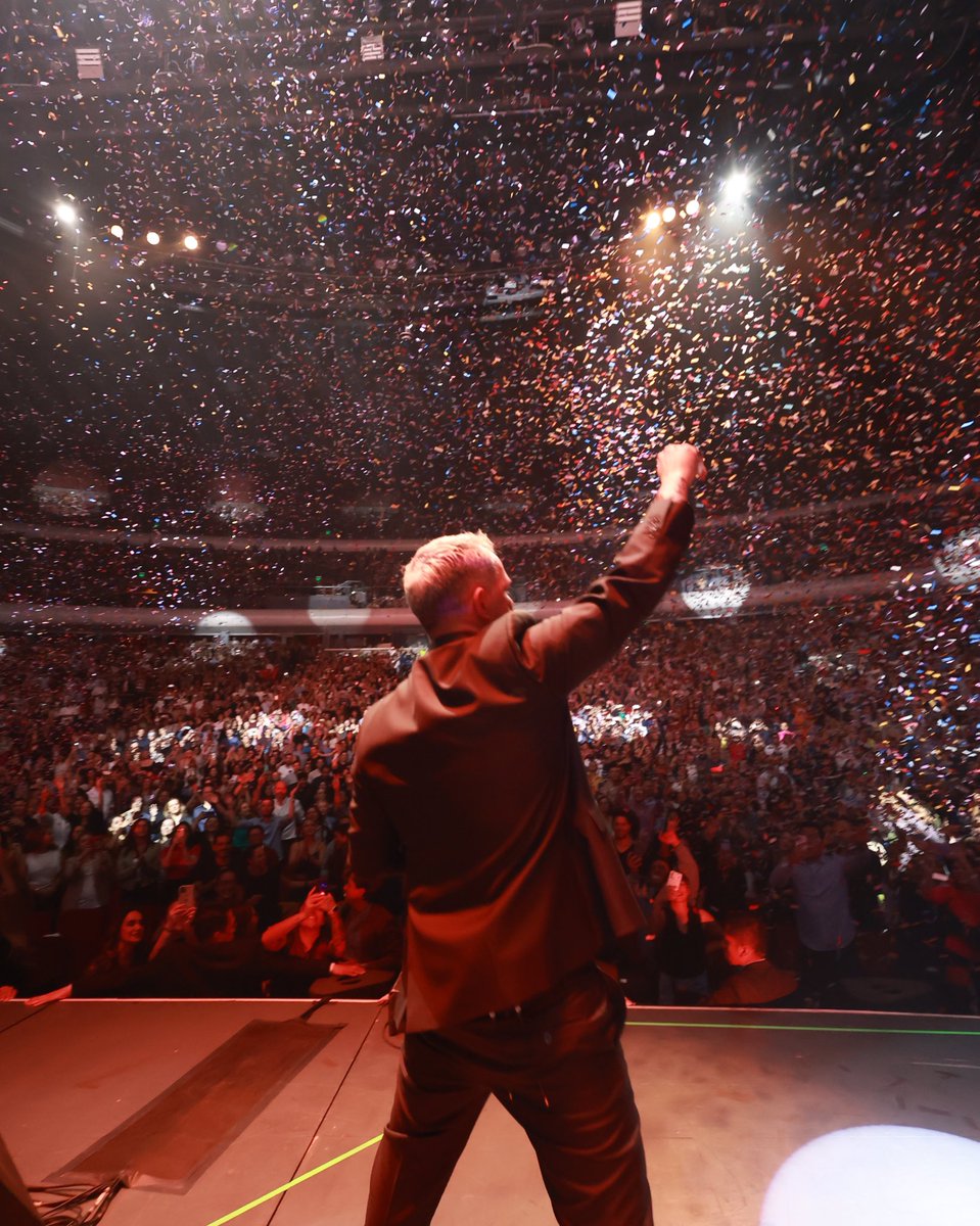 AlejandroSanz's tweet photo. GRACIAS MÉXICO, no sé cómo expresaros lo que sentimos ahora mismo. Una felicidad nostálgica que nos exprime el corazón. Sois puros y juntos somos eternos. #SANZenVivoMX os ama 🙏❤️🥷 https://t.co/qpRidjSYOm