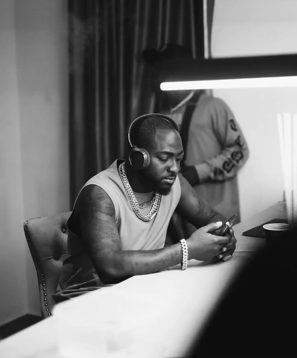 A true Davido fan will not scroll without liking his pictures ❤️ #30BG #DavidoIsComing🎶