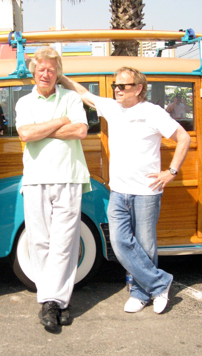 ALANJARDINE's tweet photo. Happy Birthday Dean--thanks for this pic! 😊 #deantorrence #birthday #jananddean #beachboys https://t.co/PjDTIS1NIG