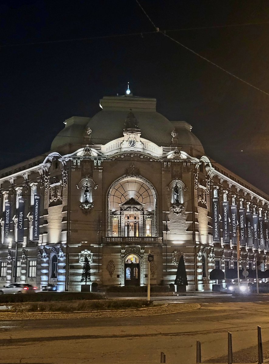 buro's tweet image. ما سِرْتُ إلا وطَيْفٌ منكِ يصْحَبُني
سُرىً أمامي وتأوِيباً على أثري
لو حَطّ رَحْليَ فَوْقَ النجْمِ رافِعُه
وجَدتُ ثَمّ خَيالاً منكِ مُنتظِري
ابو العلاء المعري