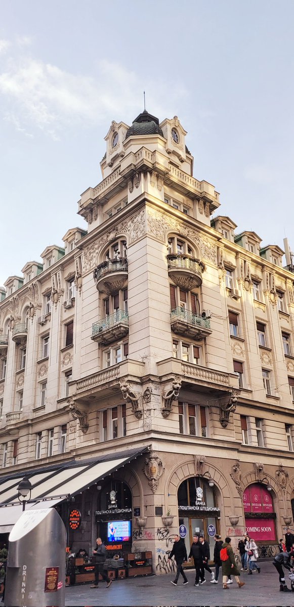 buro's tweet image. ما سِرْتُ إلا وطَيْفٌ منكِ يصْحَبُني
سُرىً أمامي وتأوِيباً على أثري
لو حَطّ رَحْليَ فَوْقَ النجْمِ رافِعُه
وجَدتُ ثَمّ خَيالاً منكِ مُنتظِري
ابو العلاء المعري