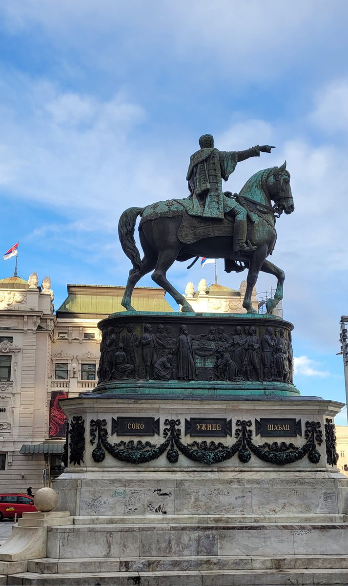 buro's tweet image. ما سِرْتُ إلا وطَيْفٌ منكِ يصْحَبُني
سُرىً أمامي وتأوِيباً على أثري
لو حَطّ رَحْليَ فَوْقَ النجْمِ رافِعُه
وجَدتُ ثَمّ خَيالاً منكِ مُنتظِري
ابو العلاء المعري