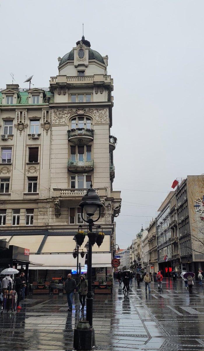 buro's tweet image. ما سِرْتُ إلا وطَيْفٌ منكِ يصْحَبُني
سُرىً أمامي وتأوِيباً على أثري
لو حَطّ رَحْليَ فَوْقَ النجْمِ رافِعُه
وجَدتُ ثَمّ خَيالاً منكِ مُنتظِري
ابو العلاء المعري