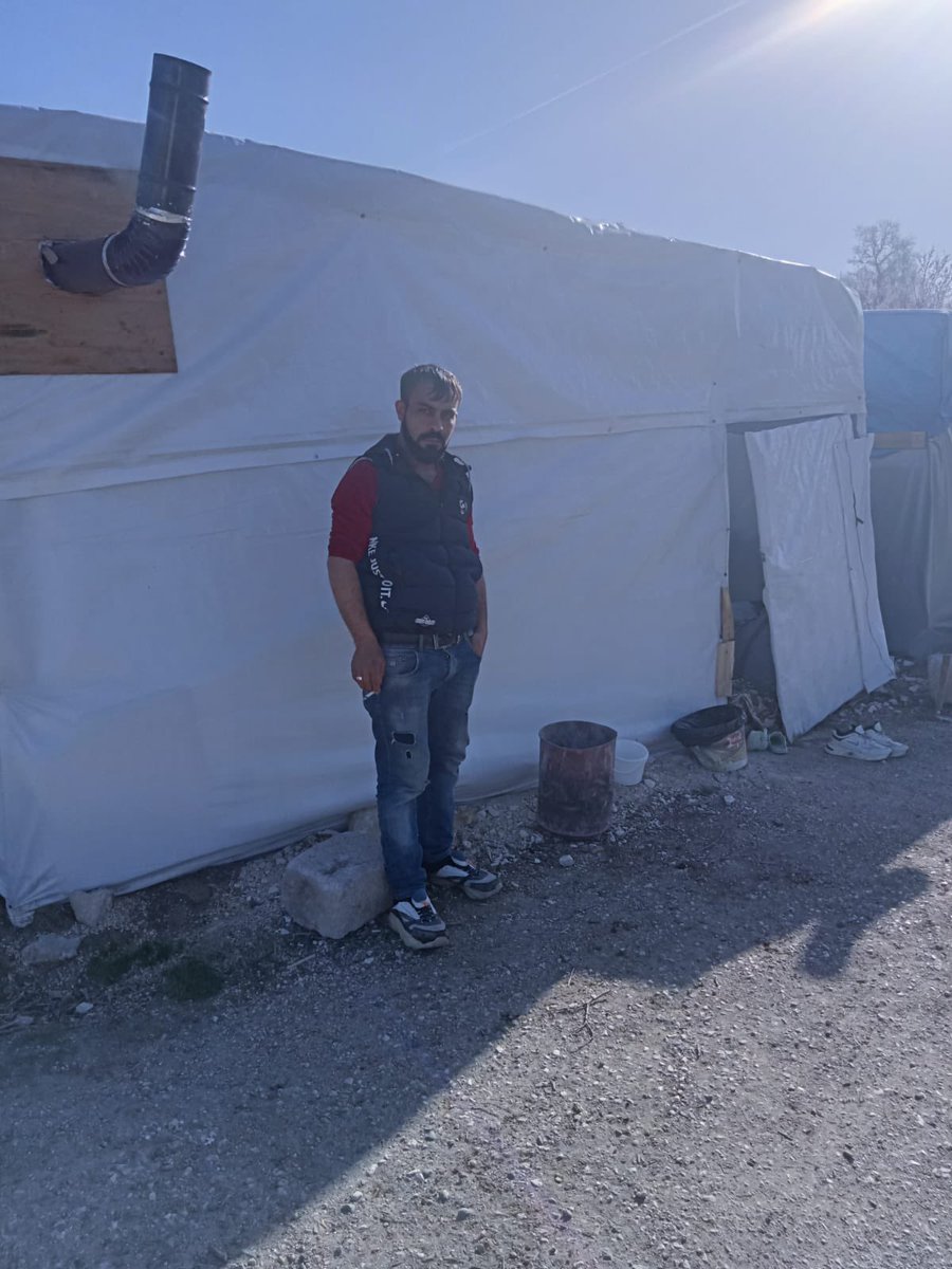 mturkmenn27's tweet photo. Müslüm Kocaoğlu. Antep’te Sırma Halı işçisi.
Depremde evi hasar gördüğü için ailesiyle çadırda yaşıyor.
9 Mart’ta 6 aylık bebeği hastalandı. İşyeri zin vermedi, aile hekiminden bir günlük rapor aldı. İşyeri Müslüm’ü aynı gün tazminatsız işten attı. Müslüm, son bir ayda…+ https://t.co/IchEjsZDRe