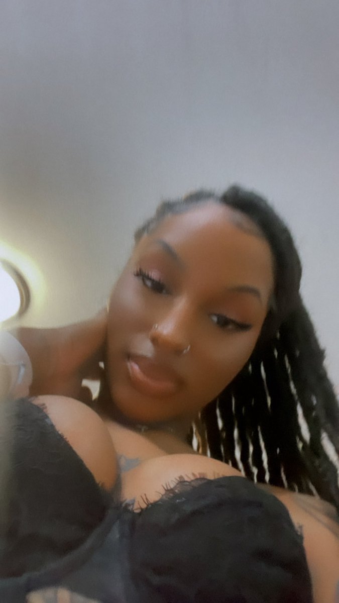 zeereed20's tweet photo. 12:52 am😇 https://t.co/RCQS3N6syE