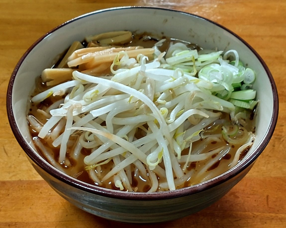 お昼です いつもの自作ラーメン（辛味噌）もやしトッピングして食べました。 シャキシャキのもやしがコレまた、辛味噌スープをからませて美味しい。 ご馳走様でした